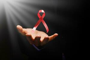 rouge sida ruban dans main. photo