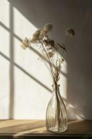 séché Prairie herbe bouquet dans clair verre bouteille esthétique Soleil lumière ombres sur neutre mur, minimaliste floral intérieur conception , produire ai photo