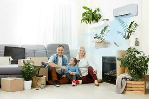 air conditionnement dans vivant pièce avec content famille en mouvement à Nouveau appartement photo