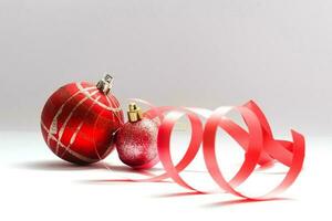 Noël décoration Balle avec ruban arc isolé sur blanc Contexte photo