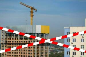 rouge et blanc sécurité ruban à le construction site photo