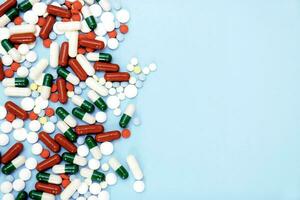 assorti pharmaceutique drogues, pilules, capsules sur bleu Contexte avec copie espace photo