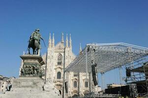 statues dans le piazza dans Milan photo