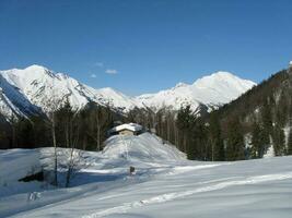 chalet dans le montagnes dans neige photo