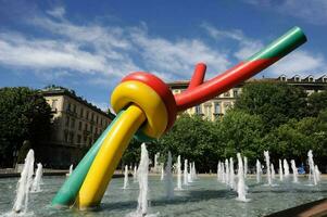 coloré sculpture représentant mode positionné dans une Fontaine dans Milan photo