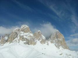 dolomites montagnes dans hiver photo