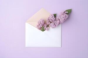 lilas fleurs brin dans blanc ouvert enveloppe sur violet arrière-plan, Haut voir. ai généré. photo