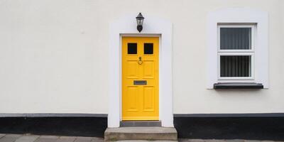 une petit blanc maison avec Jaune porte ai généré photo