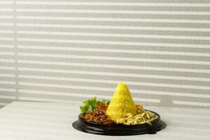 Tumpeng mini nasi kuning ou petit cône en forme de Jaune riz photo