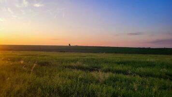 le coucher du soleil dans le milieu de la nature sur une ferme photo