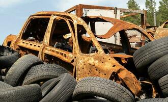 des ordures de une pile de noir vieux voiture pneus. environnement pollution. écologique problèmes. vieux voiture pneus jeté dans un industriel décharge pour recyclage. réutilisation de usé caoutchouc pneus. photo