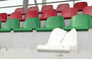 guerre dans Ukraine. a éclaté Football stade comme une résultat de fusée attaque. cassé bancs pour Ventilateurs dans le des stands. détruit des stands de le stade. cassé ventilateur des places. photo