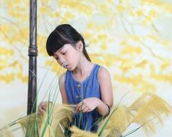 Sud est asiatique Jeune père mère fille parent fille enfant activité intérieur photo