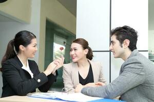 Jeune Sud est asiatique milieu est homme femme étudiant affaires collègue photo