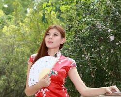 Jeune Sud est asiatique chinois homme femme traditionnel costume chinois Nouveau année salutation en plein air à temple photo