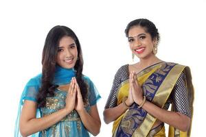 deux Sud est asiatique Indien course ethnique origine femme portant Indien robe costume partager et salwar kameez multiracial communauté sur blanc Contexte photo