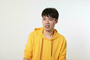 Jeune bien à la recherche asiatique chinois malais homme pose visage corps expression mode émotion sur blanc Contexte ne pas se soucier marrant ignorer Regardez photo