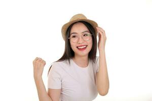 magnifique Jeune Sud est asiatique femme portant lunettes d'or Cadre des lunettes chapeau pose mode style blanc Contexte Regardez autour copie texte espace mains sur chapeau photo