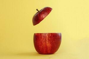 en bonne santé rouge Couper Pomme flottant Haut tranche jus boisson idée concept sur Jaune Contexte photo