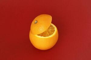 en bonne santé Orange Couper flottant Haut tranche jus boisson idée concept sur rouge Contexte photo