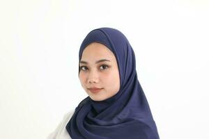 Sud est asiatique malais femme foulard faciale expression supporter sur de soi Regardez vers l'avant photo