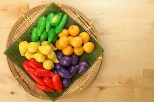 coloré luk chut Regardez choper tadéonal thaïlandais désert bonbons bonbons créer variété bambou assiette banane feuille photo