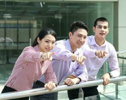 Jeune Sud est asiatique milieu est homme femme affaires collègue Extérieur supporter pose photo