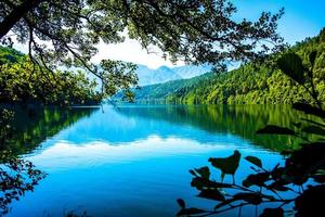 Lac Levico avec les montagnes en arrière-plan à Trente, Italie photo