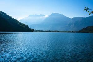 Lac Levico avec les montagnes en arrière-plan à Trente, Italie photo