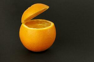 en bonne santé Orange Couper flottant Haut tranche jus boisson idée concept sur noir Contexte photo