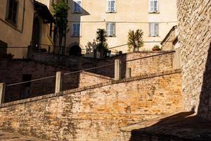 Escaliers dans la ville centrale de Gubbio en Ombrie, Italie photo