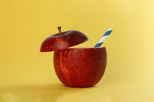 santé rouge Couper Pomme recyclable papier paille jus boisson idée concept sur Jaune Contexte photo