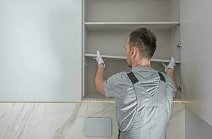 Hommes installation moderne salle de bains blanc armoires photo