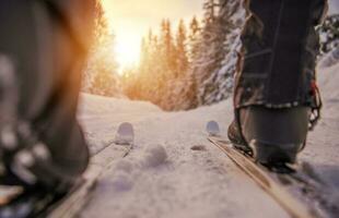 traverser pays le coucher du soleil ski photo