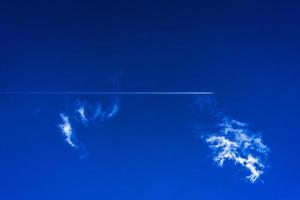 Ciel bleu avec des nuages blancs sur le val di zoldo, belluno, italie