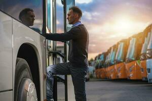 caucasien passager avoir dans Publique Navette autobus photo