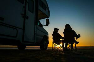 caucasien couple relaxant suivant à leur RV camping car sur une plage photo