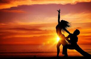 dansant des couples sur le plage photo