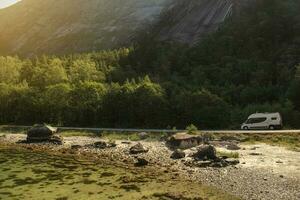 scénique fjords route campeur van conduire photo