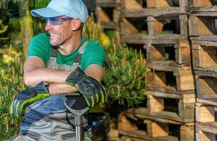 content souriant caucasien jardinier photo