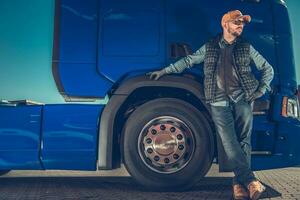 fier un camion chauffeur dans de face de le sien lourd devoir véhicule photo