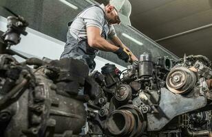 un camion mécanicien reconstitution un camion diesel moteur photo