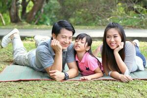 Sud est asiatique Jeune père mère fille fils parent garçon fille enfant activité en plein air parc photo