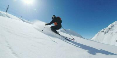 une skieur est Aller vers le bas sur une neigeux Montagne photo