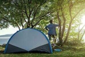 femme profiter tente camping photo