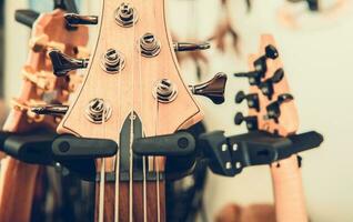 Nouveau et pré possédé électrique guitares sur afficher photo