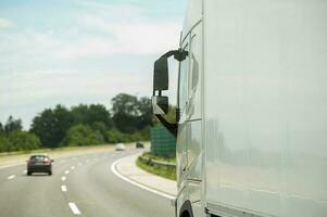 moderne semi un camion sur une Autoroute droite avant fort courbe photo