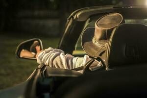 cow-boy dans une convertible voiture photo