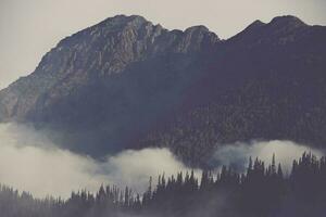 montagnes couvert par des nuages photo