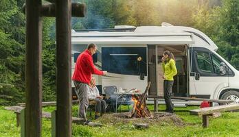 copains ayant amusement sur une camping tandis que en voyageant dans campeur van photo